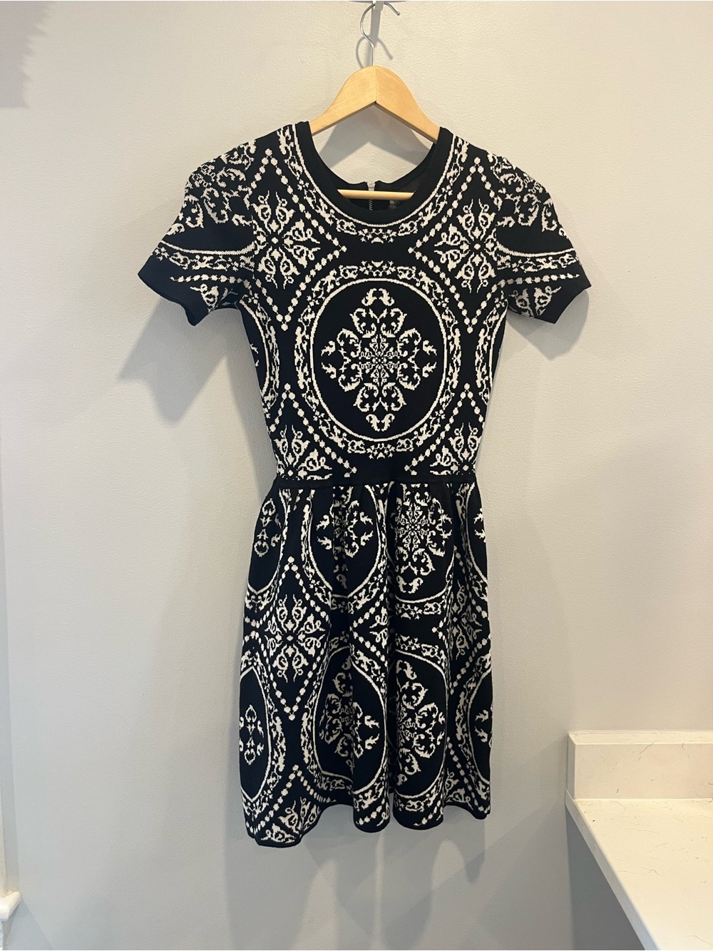 Romeo & Juliet Couture Black and White Short Sleeve Patterned Mini Dress